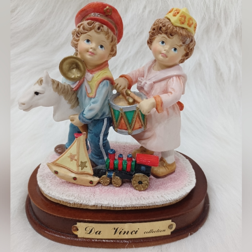 DA VINCI COLLECTION Boy and Girl Fine Porcelain Figurine Wood Base